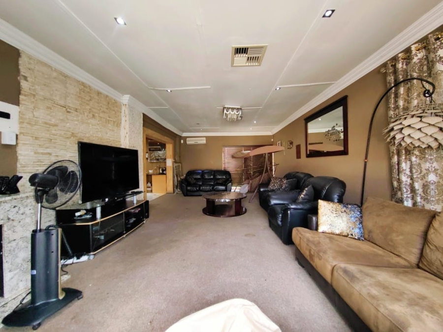 5 Bedroom Property for Sale in Van Der Hoff Park North West